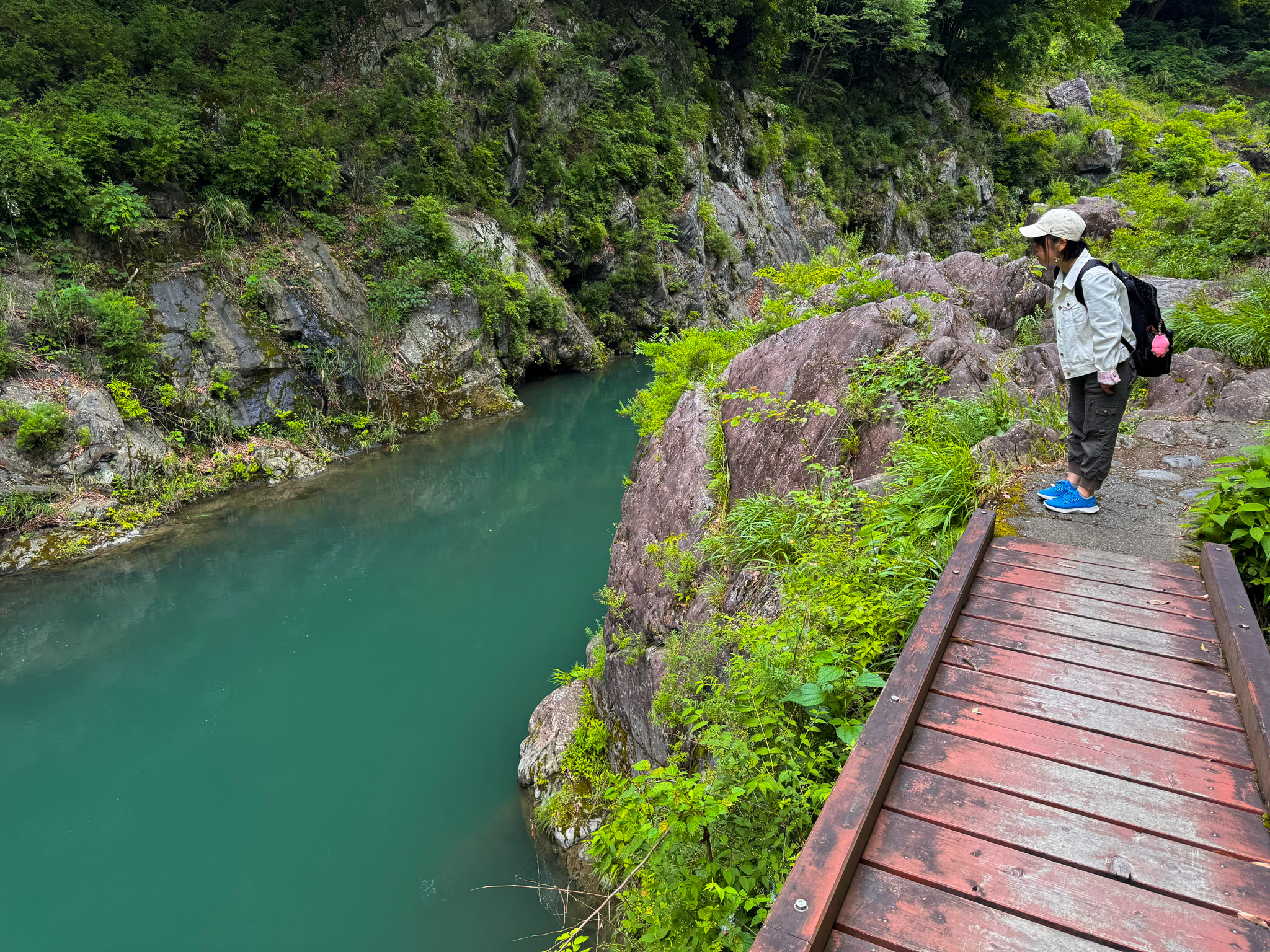 Turquoise water of the Tama River pooling between rock walls in Hatonosu Gorge, Okutama